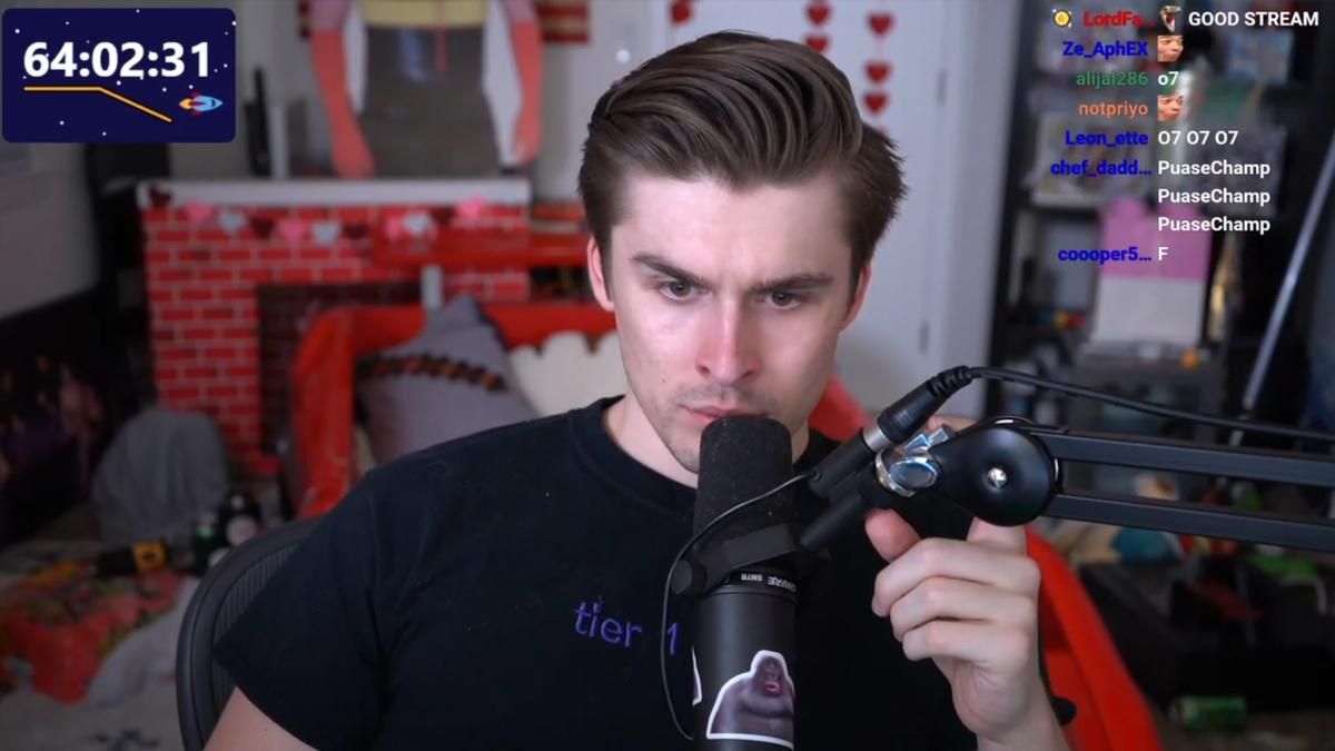 Стример вот уже неделю проводит непрерывные трансляции на Twitch Стример вот уже неделю проводит непрерывные трансляции на Twitch