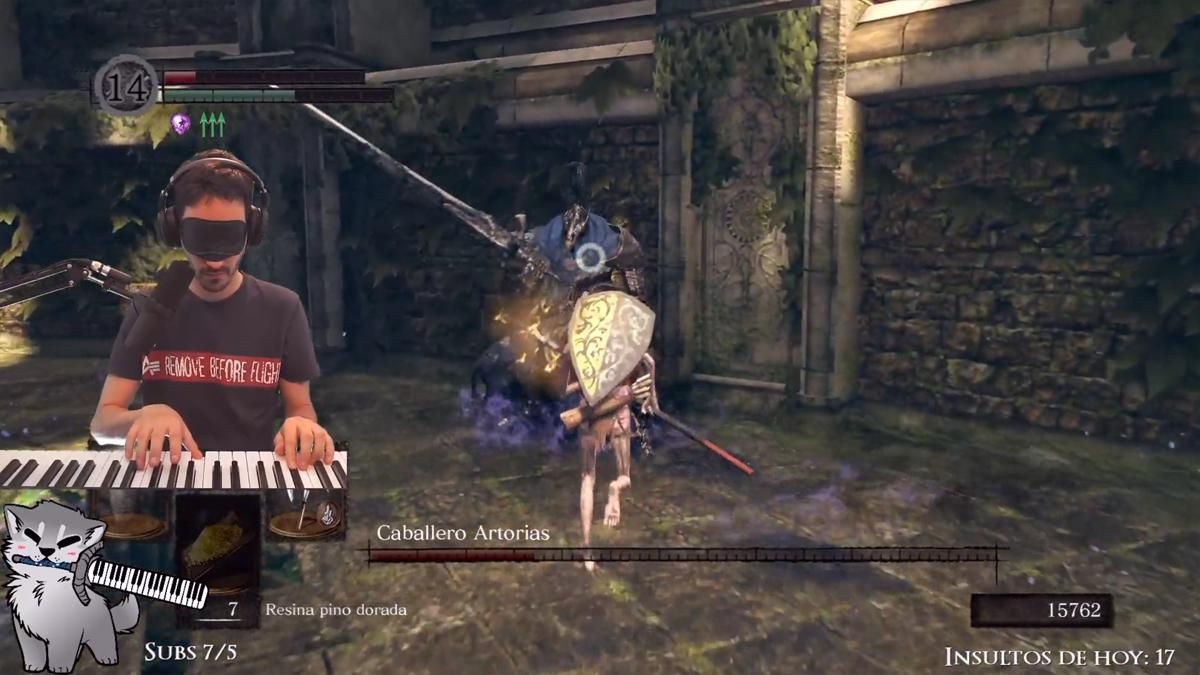 Стример победил босса Dark Souls вслепую, играя на пианино вместо геймпада Стример победил босса Dark Souls вслепую, играя на пианино вместо геймпада