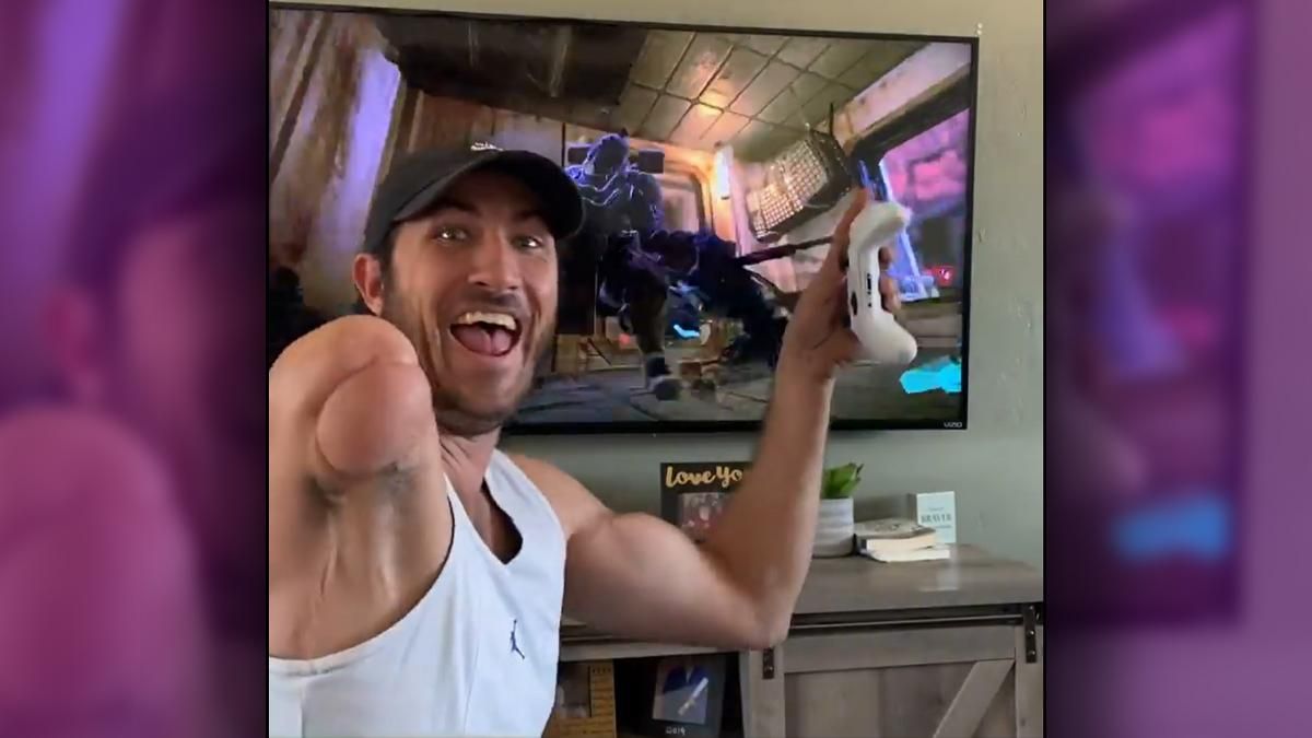 Геймер, який втратив руку під час нещасного випадку став справжньою зіркою інтернету - Ігри - games Геймер, який втратив руку під час нещасного випадку став справжньою зіркою інтернету - Ігри - games