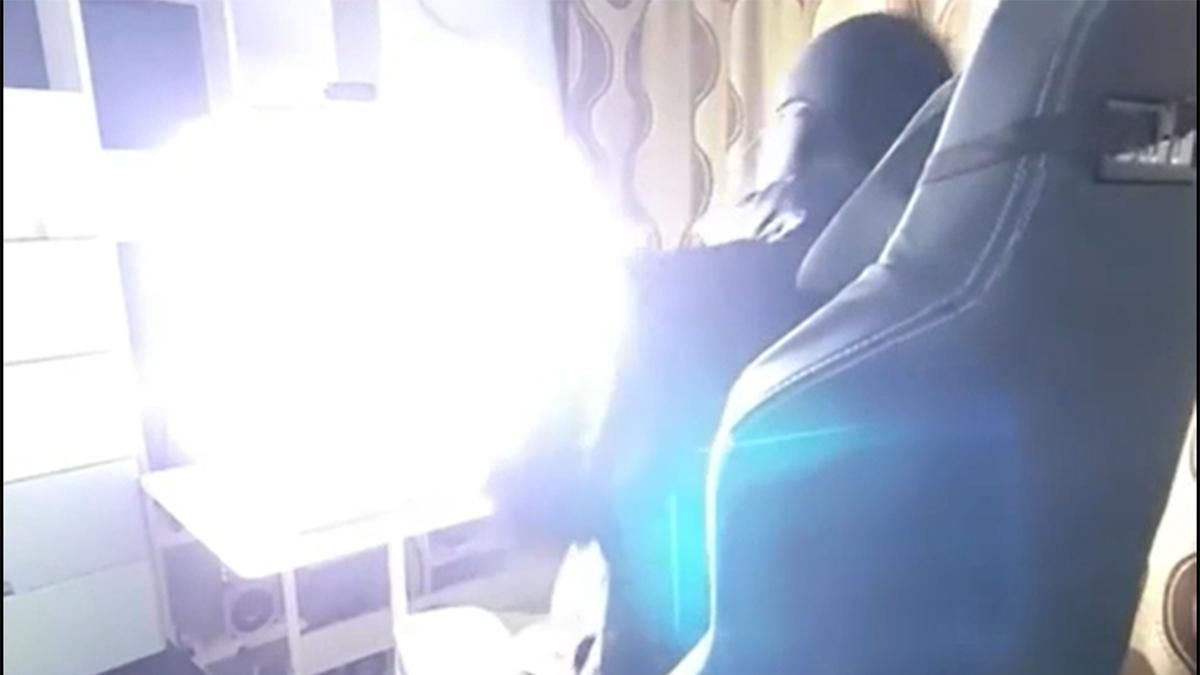 Повне занурення у відеогру: шанувальник CS:GO "переніс" ефект від вибуху флешки в реальність - Ігри - games Повне занурення у відеогру: шанувальник CS:GO "переніс" ефект від вибуху флешки в реальність - Ігри - games