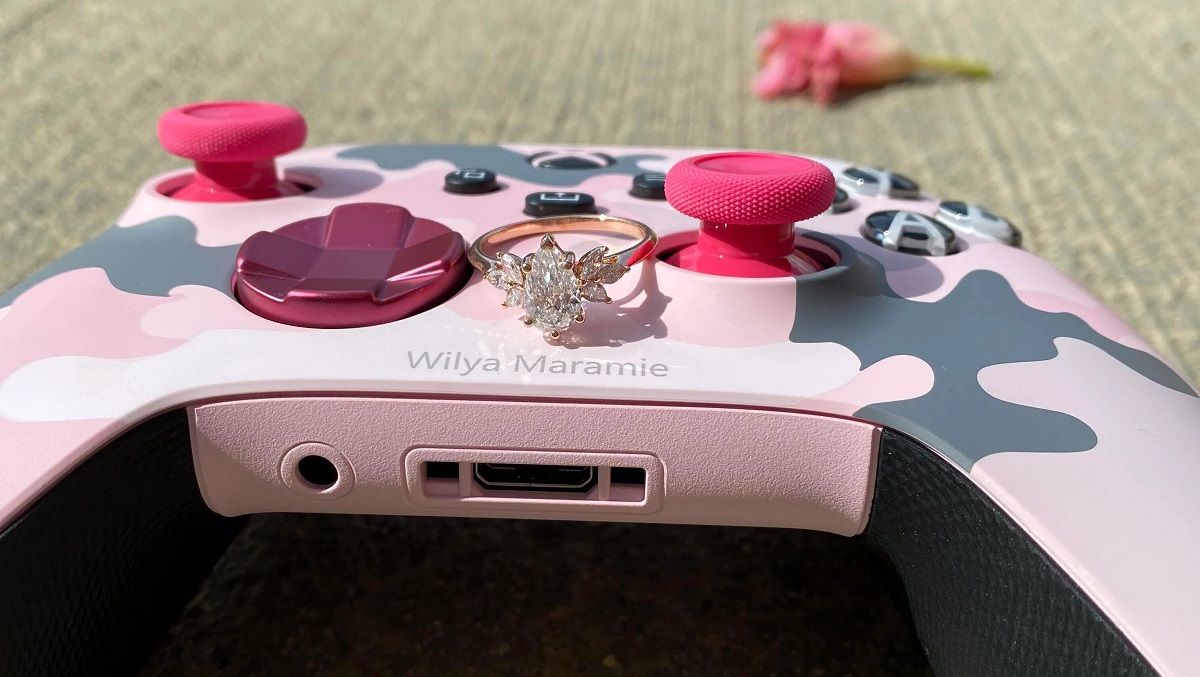 Геймер сделал оригинальное предложение своей девушке с помощью геймпада Xbox Геймер сделал оригинальное предложение своей девушке с помощью геймпада Xbox