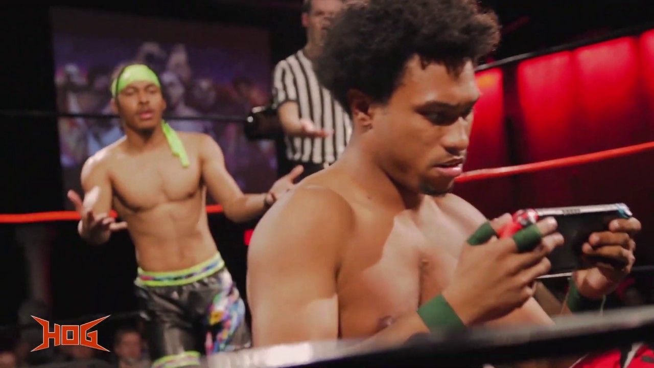 Реслер порадовал публику, играя в Nintendo Switch во время матча Реслер порадовал публику, играя в Nintendo Switch во время матча