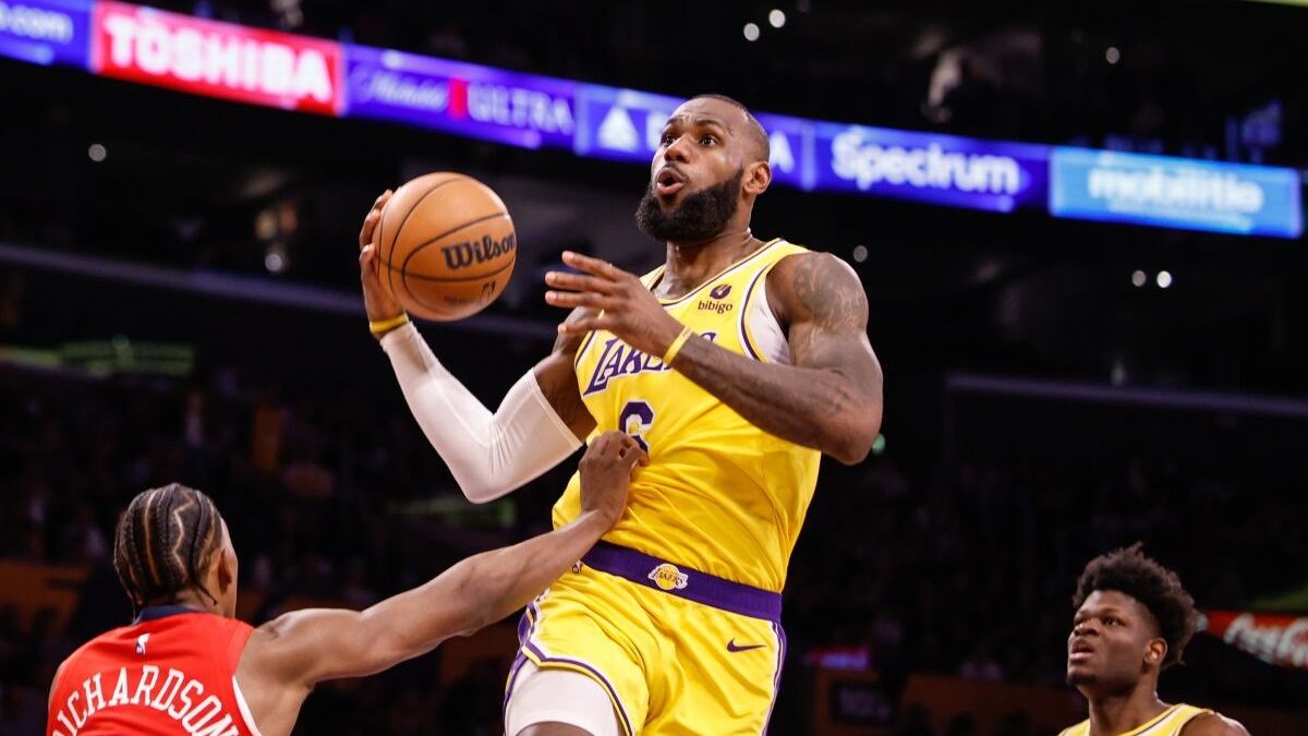 Sony выпустила ограниченное издание контроллера LeBron James Sony выпустила ограниченное издание контроллера LeBron James