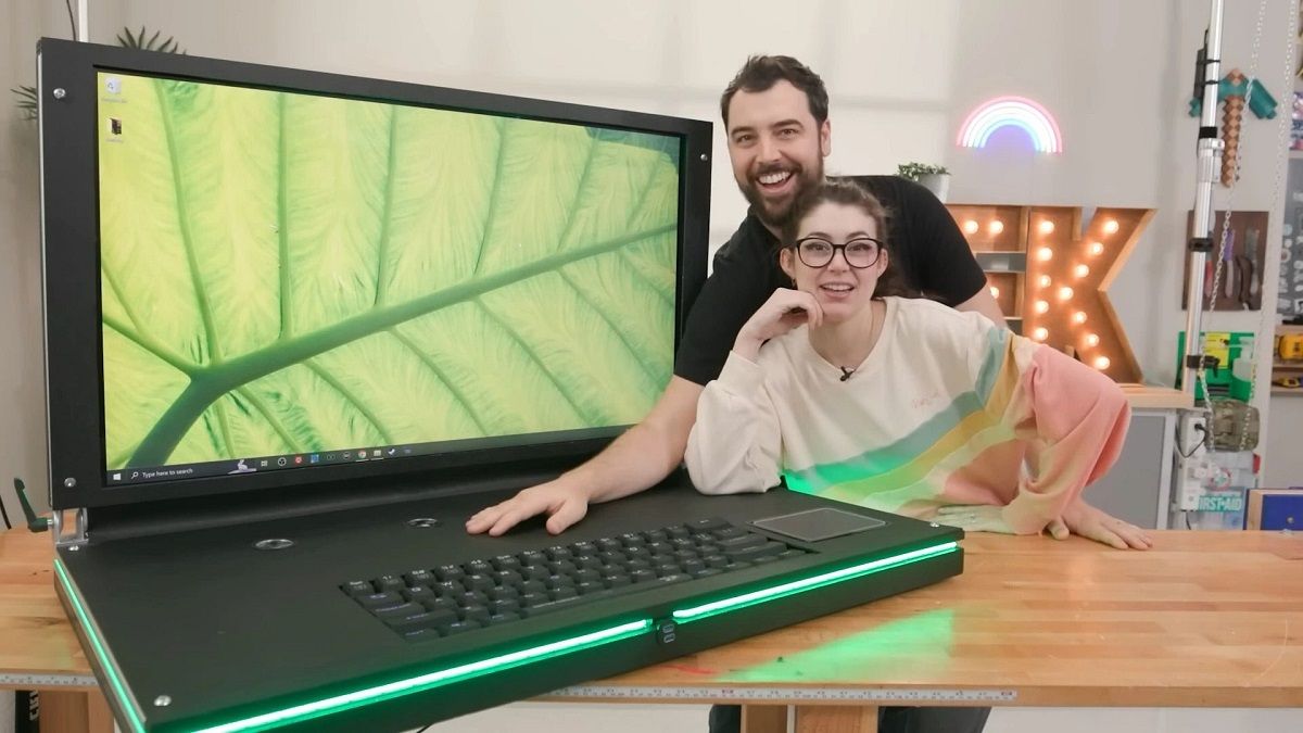 Стримери створили гігантський ноутбук – відео створення