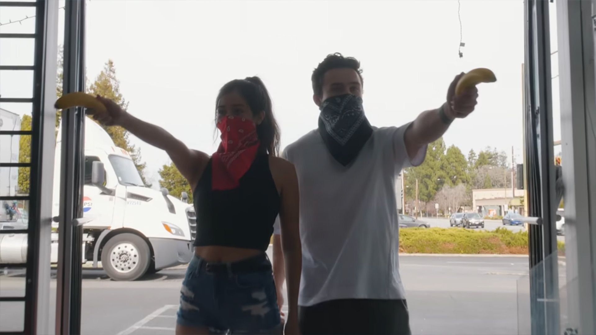 Як виглядав би трейлер GTA 6 у реальному житті: блогер вразив геймерів своїм відео Як виглядав би трейлер GTA 6 у реальному житті: блогер вразив геймерів своїм відео