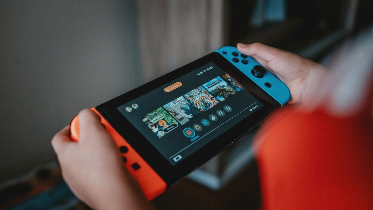 Женщину поймали на контрабанде 350 игр Nintendo в бюстгальтере Женщину поймали на контрабанде 350 игр Nintendo в бюстгальтере