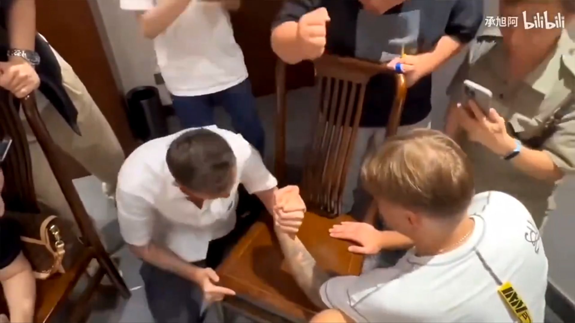 Хто сильніший s1mple чи kennyS: легенди кіберспортивного Counter-Strike зійшлися в армреслінгу Хто сильніший s1mple чи kennyS: легенди кіберспортивного Counter-Strike зійшлися в армреслінгу