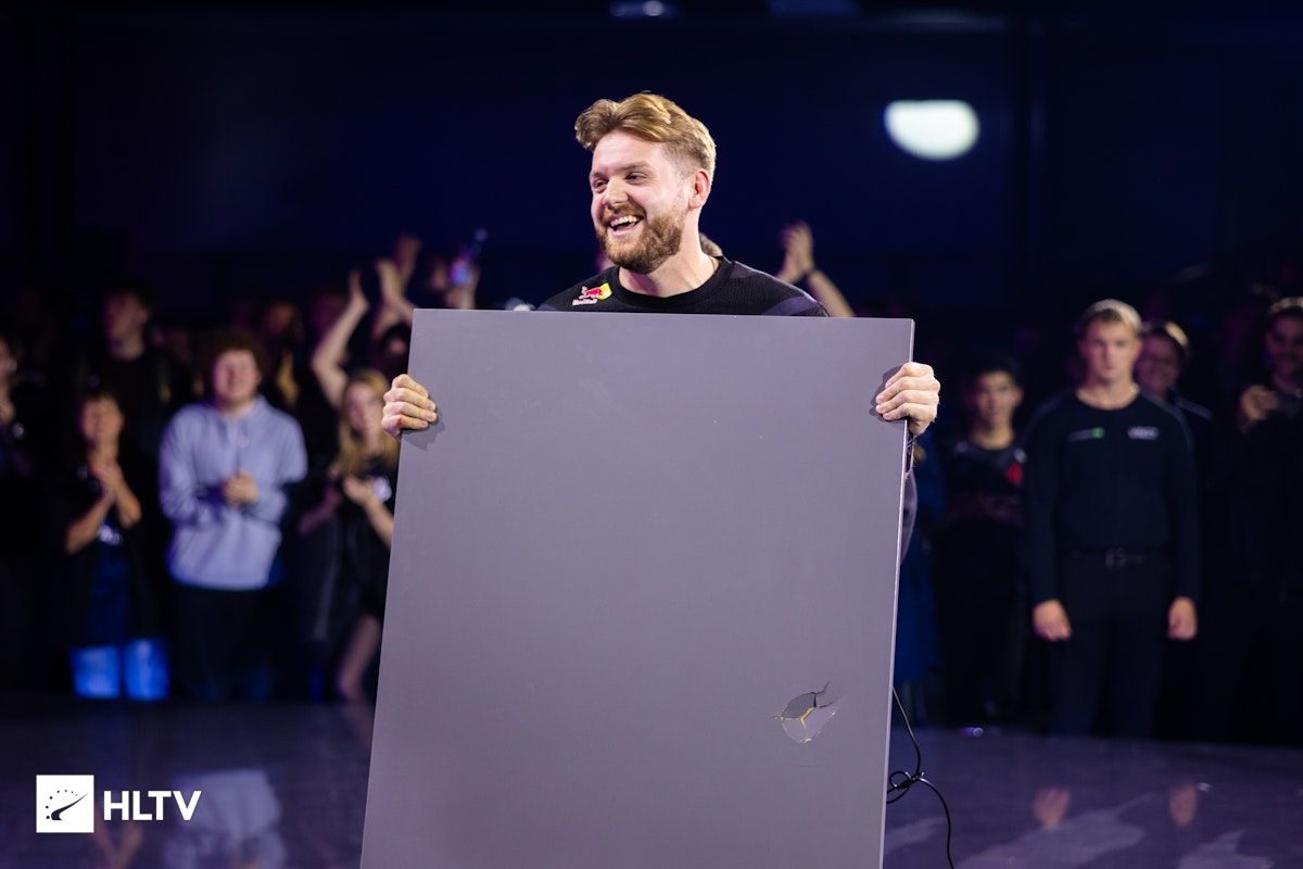 Самый забавный хайлайт года в CS 2 – NiKo пробил стол, после проигранного клатча Самый забавный хайлайт года в CS 2 – NiKo пробил стол, после проигранного клатча