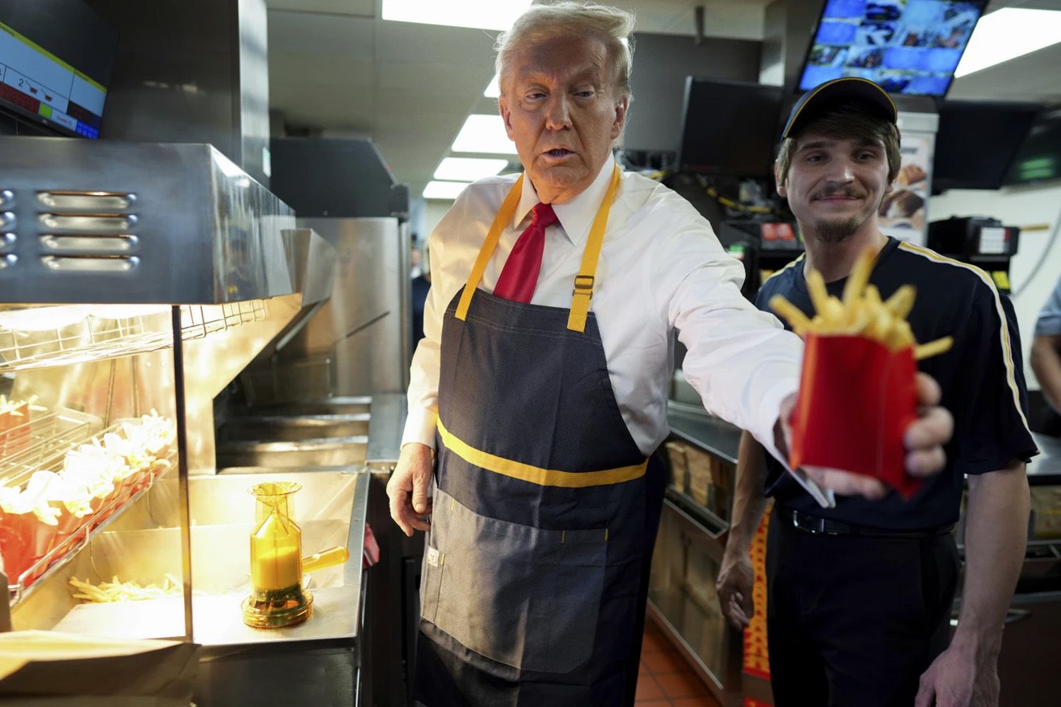 Трамп на пів години влаштувався в McDonald's