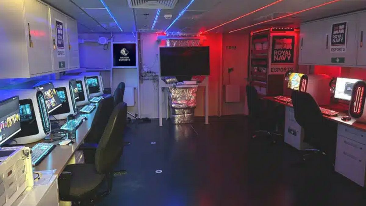 Киберспортивный зал на авианосце HMS Prince of Wales - новая инициатива флота Британии