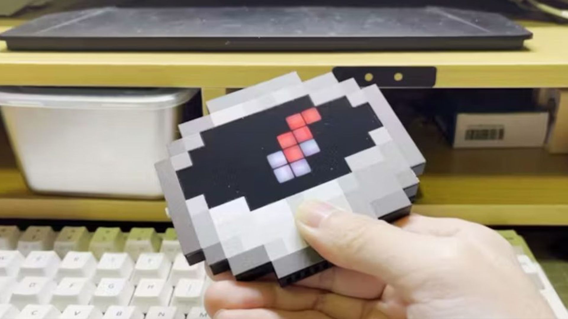 Фанат Minecraft создавал копию компаса из игры в реальной жизни