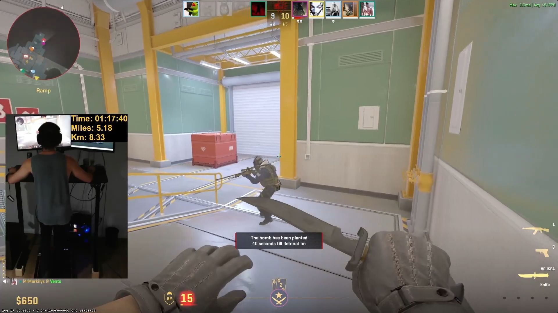 Игрок CS2 прошел полумарафон на беговой дорожке во время игры Игрок CS2 прошел полумарафон на беговой дорожке во время игры