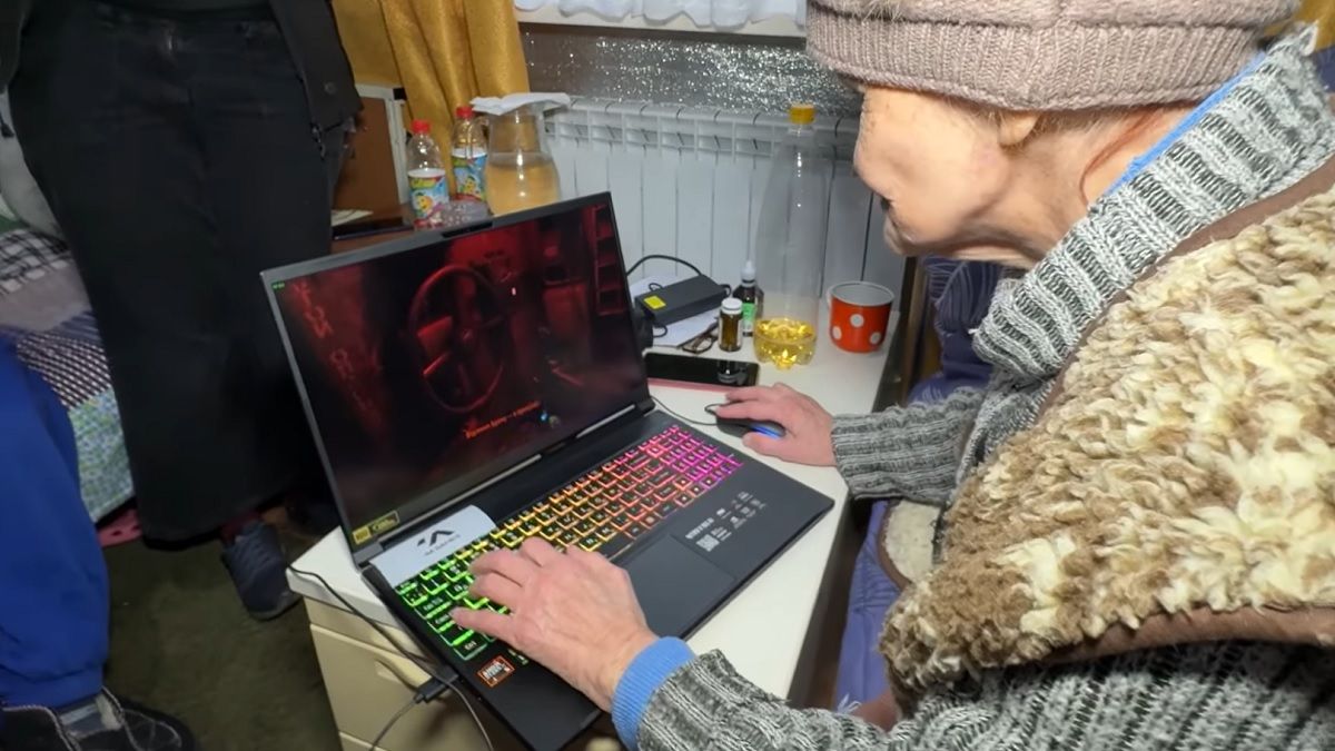 Пожилая переселенка получила компьютер от авторов любимого шутера